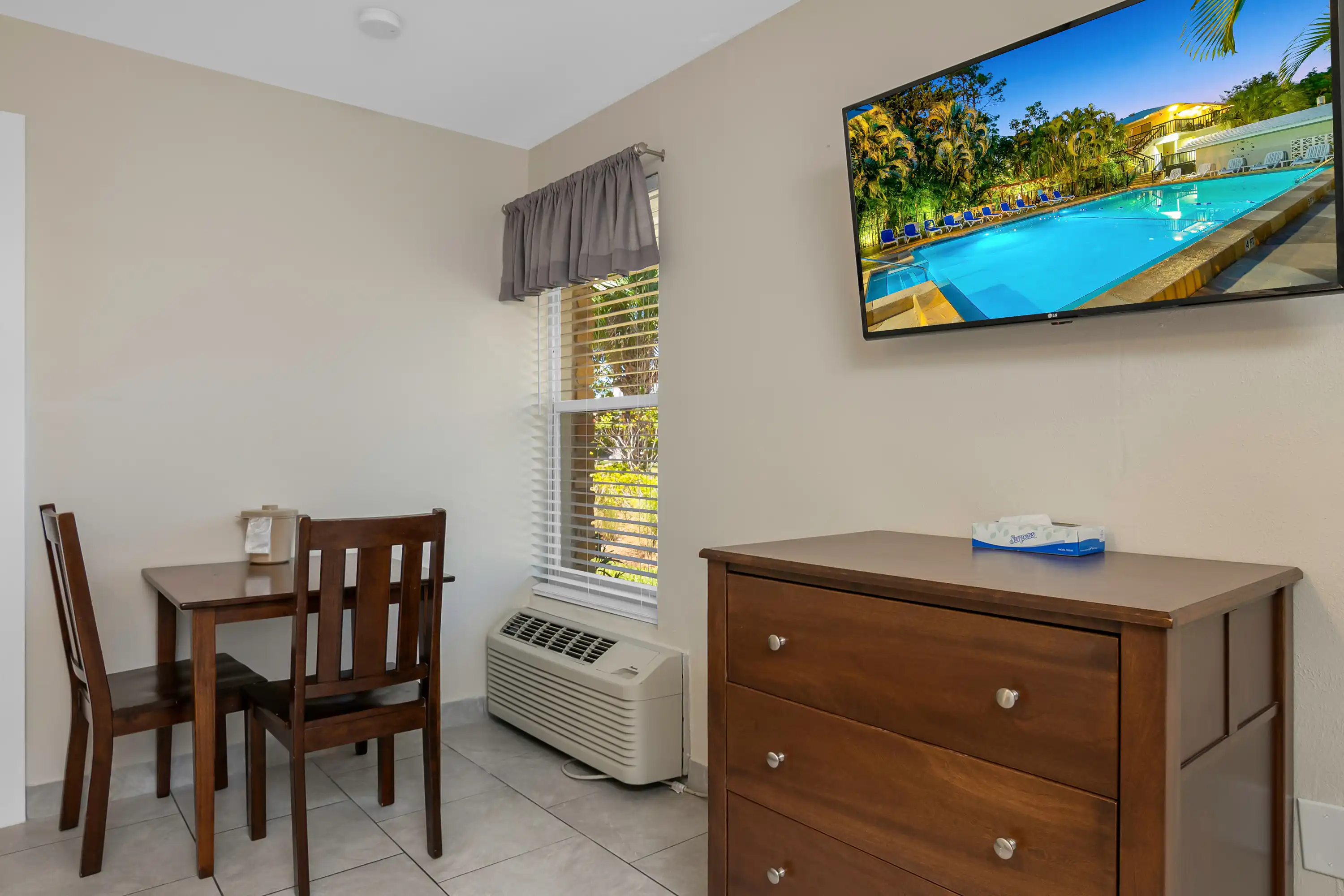 Guest Room with 2 Double Beds 2
