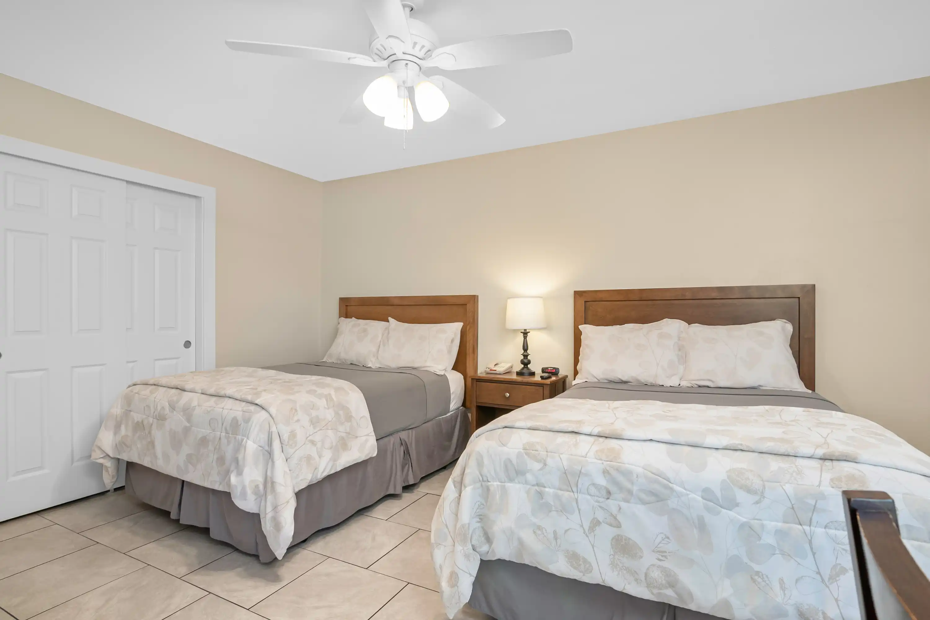 Guest Room with 2 Double Beds 3