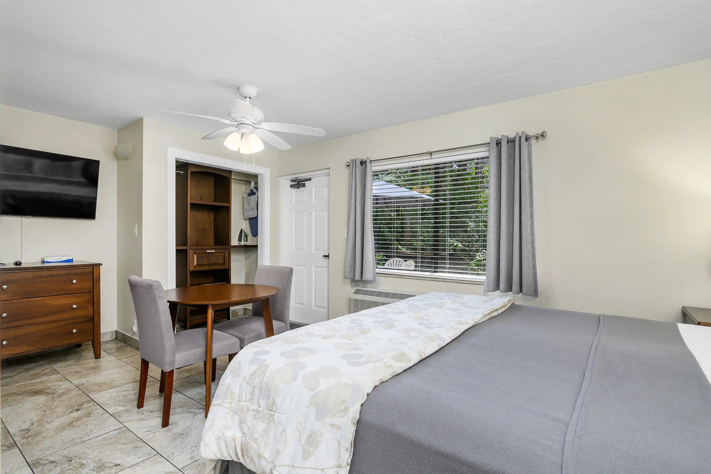 King Kitchenette Pool and Garden View 3