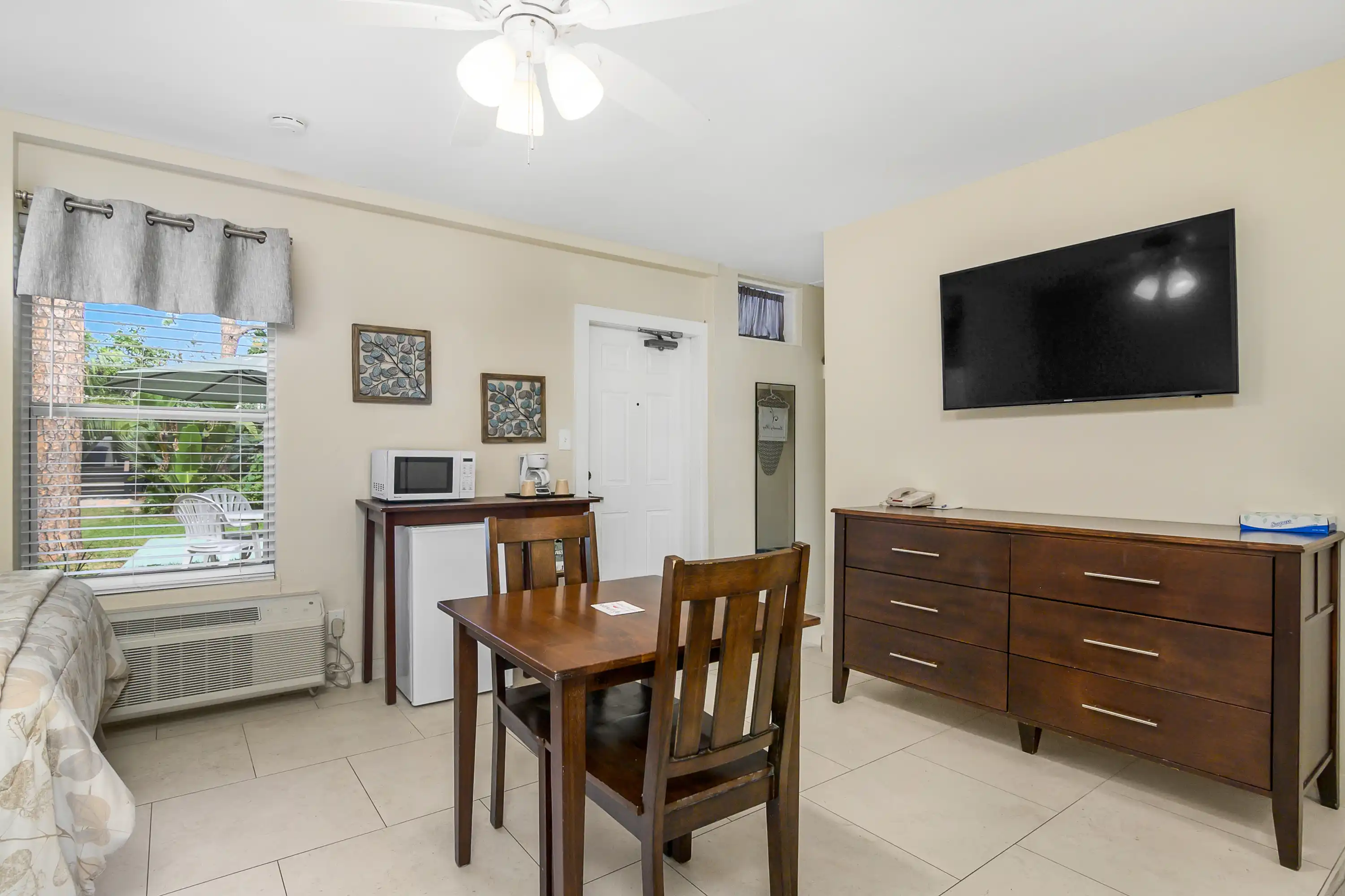 Poolside Guest Room with 2 Double Beds 3